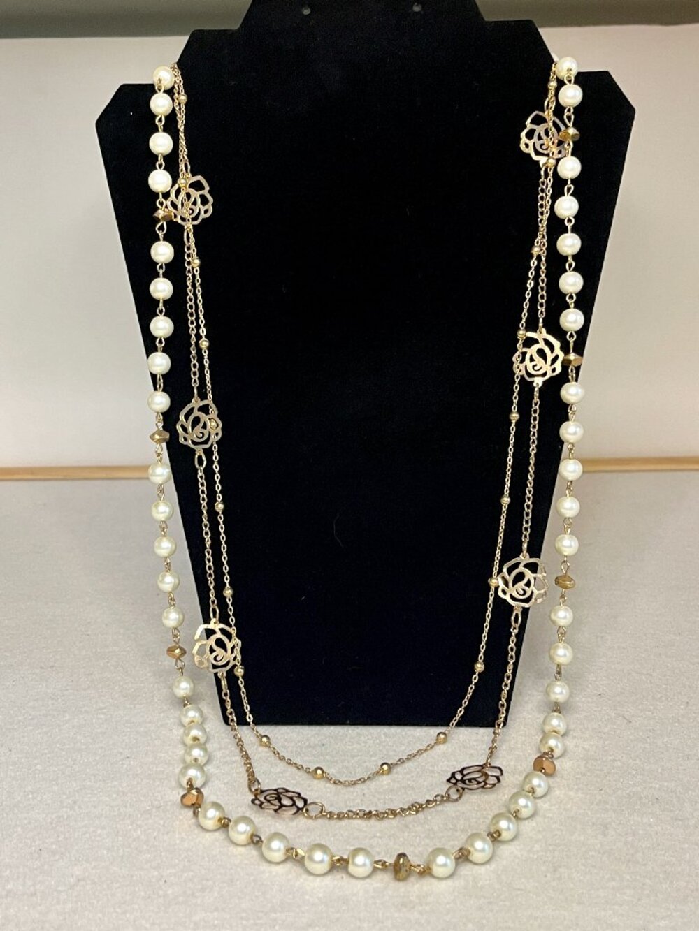 Vtg Betsey Johnson Necklace * Layered Pearls and Gold Chains * Long Length * Exc